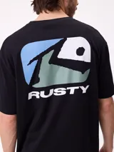 Remera de corte holgado color blanco, con estampa gráfica en la espalda que incluye el logo de la marca en tonos azul y gris.