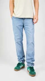 Pantalón de jean corte recto en color azul claro con efecto lavado, cuenta con cierre frontal y bolsillos laterales.
