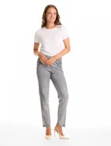 Jegging de corte slim con acabado metalizado laminado, marca Ruby Rd. Presenta pretina ancha elastizada, bolsillos funcionales en la parte delantera y trasera, y un diseño de tiro medio.