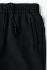Pantalón deportivo de felpa con interior cepillado, de corte relajado, con cintura elástica con cordón de ajuste oculto, bolsillos al bies y bajos elásticos.