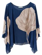 Blusa azul marino con estampado de hojas en tonos tostados, de corte holgado, mangas amplias y escote redondo.