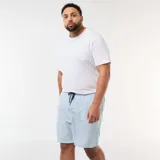 Short de baño con diseño de rayas finas en color celeste y blanco, con cintura elástica y cordón ajustable azul oscuro.