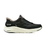 Championes deportivos Skechers Slip-ins modelo Contour Foam Cozy Fit, color negro con detalles de estampado animal print en el cuello y laterales. Presentan un diseño acolchado con cordones elásticos, suela de amortiguación Contour Foam y plantilla Air-Cooled Memory Foam.
