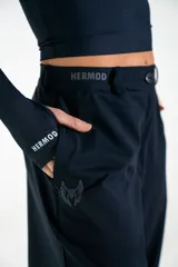 Pantalón sastrero de corte recto y tiro alto, confeccionado en lycra de color negro. Presenta cierre frontal con botón, bolsillos laterales y un diseño que combina la estructura de la sastrería con la comodidad de un tejido elástico.