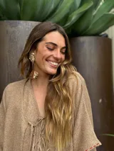 Aros colgantes dorados con forma irregular.