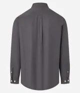 Camisa gris de fibra de bambú satinada con textura maquinetada, de corte regular, cuello inglés, manga larga y abotonadura frontal.