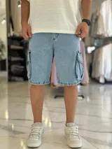 Bermuda cargo de jean color celeste con lavado ácido, corte oversize y bolsillos laterales con solapa.