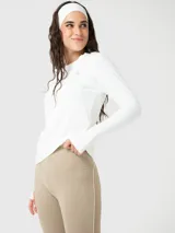 Remera manga larga de entrenamiento color blanco, de cuello redondo y calce ajustado. Cuenta con tecnología Aircool de secado rápido y orificios para el pulgar en los puños.