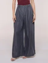 Pantalón wide leg de lyocell color gris, con cintura alta, pinzas frontales y bolsillos laterales.