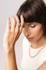 Anillo ancho de plata 925 con apliques de oro y zirconias negras.