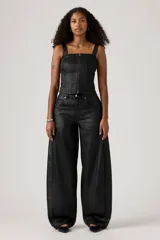 Pantalón de jean con acabado encerado negro, de corte super baggy y silueta tipo barril, con diseño de cinco bolsillos y cierre frontal con botón y cremallera.