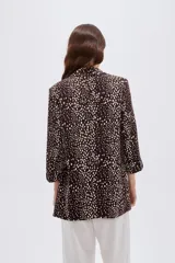 Blazer de viscosa con estampado animal print tipo dálmata en tonos marrones y beige, con cuello solapa y mangas 3/4.