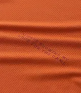 Remera deportiva de corte regular, confeccionada en tejido con tecnología Dry que facilita la evaporación del sudor. Presenta cuello redondo, mangas cortas y una estampa lettering texturizada en el pecho.
