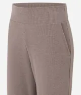 Pantalón recto color marrón de tejido anarruga, con cintura elástica ancha y bolsillos laterales funcionales.