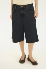 Bermuda de denim azul oscuro con diseño amplio, tiro medio, bolsillos clásicos y costuras en contraste.