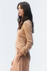 Sweater de tejido de punto color tostado, con calce al cuerpo, mangas largas y escote redondo.