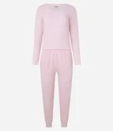 Pijama femenino largo de ribana color beige claro, compuesto por una blusa de manga larga con cuello redondo y detalle de botones frontales, y un pantalón largo de corte recto.