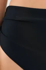 Calzón de bikini tiro alto color negro, con detalles fruncidos en los laterales de la cintura y diseño de cobertura amplia.