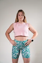 Musculosa deportiva corta color rosa con logo estampado en el pecho.