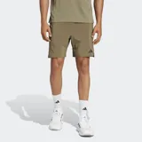 Short de entrenamiento Adidas, color verde oliva, con cintura elástica y cordón ajustable. Presenta logo de la marca en el lateral y bolsillos frontales con cierre.