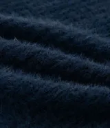 Cardigan abierto de punto pesado con textura peludita, manga larga y diseño alargado. Prenda versátil de corte holgado.