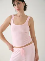 Musculosa básica entallada de tela pointelle color blanco, con escote redondo y detalle de ondas en los bordes.