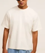 Remera boxy de manga corta y cuello redondo, confeccionada con tecnología dry de tacto frío en el interior y exterior de algodón.