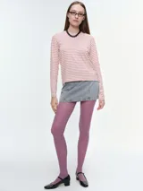 Remera de manga larga con cuello redondo, confeccionada en tejido de algodón con estampado de rayas horizontales finas en tonos gris y azul.