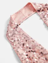 Top con cuello halter y espalda descubierta, confeccionado en tejido de lentejuelas color rosado.