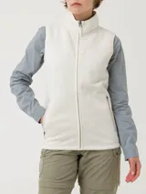 Chaleco micropolar color crudo, con cierre frontal completo, cuello alto y bolsillos laterales con cierre. Confeccionado con fibras recicladas.