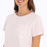 Remera de algodón reciclado color rosa melange, con cuello redondo, mangas cortas y bolsillo frontal abierto en el pecho.