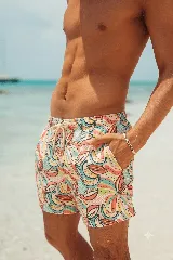 Short de baño con estampado de bananas y motivos tropicales en tonos pasteles. Cuenta con cintura elástica con cordón ajustable, dos bolsillos laterales y un bolsillo trasero.