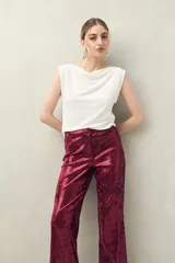 Pantalón ancho negro con acabado de lentejuelas.