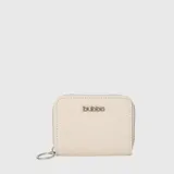 Billetera compacta marca Bubba, color beige, con cierre perimetral y logo metálico frontal. Cuenta con compartimentos internos para tarjetas y billetes.