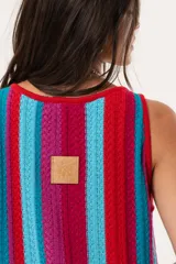 Vestido largo tejido a crochet con rayas verticales en colores fucsia, rojo y celeste.