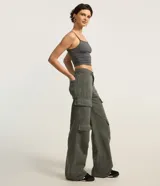 Top cropped gris oscuro de poliamida, con escote recto y breteles finos, ajuste al cuerpo.