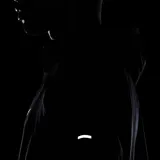 Campera deportiva Nike Miler negra con cierre frontal, capucha y logo Swoosh blanco en el pecho. Presenta un diseño con paneles en zigzag en la parte delantera y un detalle reflectante en la manga.