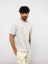 Remera de manga corta color blanco con cuello redondo. Presenta un pequeño logo circular de Umbro estampado en el pecho con la leyenda 'Born to Play'.