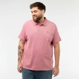 Remera tipo polo de manga corta en color rojo jaspeado, con cuello y bordes de mangas con detalle de línea blanca. Presenta cierre frontal de tres botones y logo pequeño bordado en el pecho.