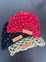 Gorro tejido en red color beige con sutiles destellos.