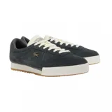 Championes Lacoste modelo Aura, color azul marino, confeccionados en gamuza con detalles en cuero. Presentan el logo del cocodrilo metálico en el lateral, cordones en tono crema y suela de goma con diseño dentado.