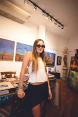 Minifalda blanca con elástico en la cintura, ruedo irregular y picos en el lateral.