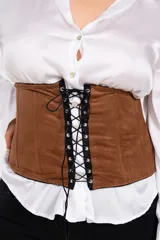 Corselette color marrón de gamuza con ballenas en la parte delantera y tiras regulables.