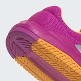 Championes de entrenamiento Adidas Dropset Base, color fucsia con las tres tiras laterales en plateado y suela en naranja. Diseñados para levantamiento de pesas y entrenamiento de fuerza, cuentan con exterior de malla transpirable, puntera ancha y estructura baja para mayor estabilidad.