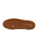 Championes Nike SB Malor de diseño clásico, confeccionados en una combinación de ante y lona en tono beige. Presentan el logo de Nike en color bordó en el lateral, suela vulcanizada de goma color caramelo y puntera reforzada para mayor durabilidad.