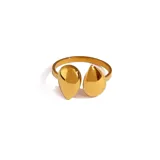 Anillo dorado de acero quirúrgico con baño de oro 18k, de diseño abierto con dos formas de gota en espejo.