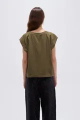 Remera sin mangas verde militar de viscosa, con cuello redondo a la base y diseño holgado.