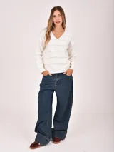 Buzo de tejido de punto color marrón oscuro, con cuello en V y detalles calados horizontales a lo largo del cuerpo y mangas.