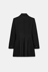 Blazer larga negra con cuello solapa, manga larga y bolsillos de vivo en el delantero. Cierre frontal con dos botones plateados.