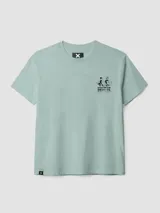 Camiseta blanca de algodón orgánico, con corte oversize, cuello redondo y manguita corta. Presenta un pequeño estampado rojo en el lateral superior izquierdo con la frase 'Go Out And Slide' y caracteres en japonés junto a una ilustración de dos personas cargando una tabla de surf.